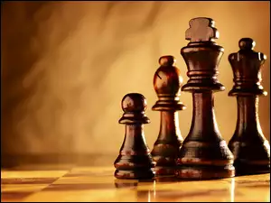 Drewniane figurki szach na planszy