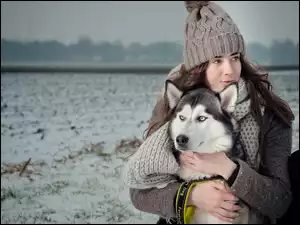 Dziewczyna tuląca Siberian Husky