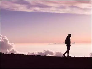 Mężczyzna na spacerze w chmurach