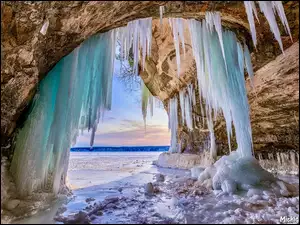 Sople w jaskini lodowej na wyspie Grand Island w stanie Michigan