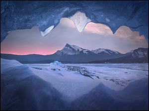 Jaskinia lodowa na jeziorze Abraham Lake