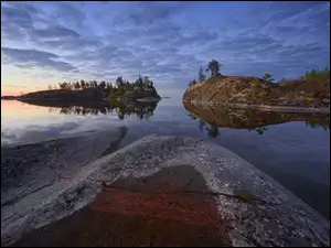 Jezioro Ładoga z wysepkami o świcie
