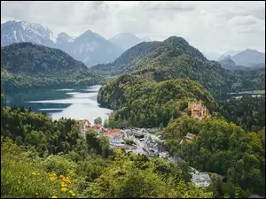 Niemcy, Jezioro Alpsee, Bawaria, Chmury, Gmina Schwangau, Zamek Hohenschwangau, Miasteczko, Góry, Las