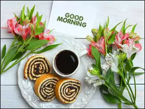 Kwiaty położone obok kawy i ciasta na talerzu
