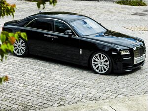 Samochód Rolls-Royce stoi na parkingu