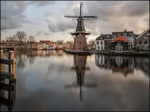 Wiatrak w Haarlem nad rzeką Spaarne