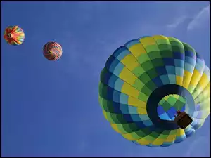 Kolorowe trzy balony pod niebem