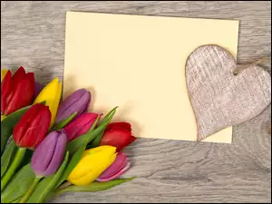 Tulipany obok kartki z sercem