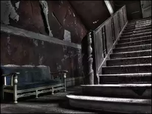 Stara kanapa przy schodach prowadzących na piętro