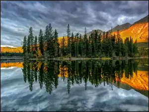 Park Narodowy Jasper, Kanada, Jezioro Pyramid Lake, Drzewa, Góry, Chmury