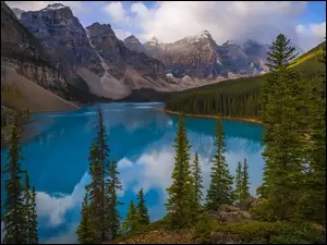 Prowincja Alberta, Park Narodowy Banff, Góry, Kanada, Chmury, Drzewa, Jezioro Moraine