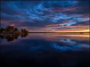 Chatfield Lake, Stany Zjednoczone, Chatfield State Park, Chmury, Stan Kolorado, Jezioro, Drzewa, Wschód słońca
