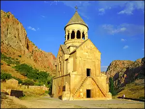 Klasztor ormiański Norawank w wąwozie rzeki Arpa w Armenii