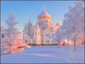 Cerkiew Białogórski Monaster św Mikołaja i ośnieżone drzewa w Rosji