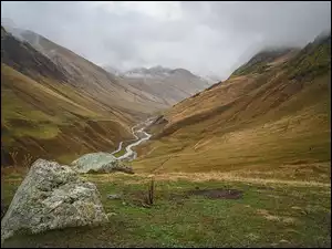 Rzeka w wąwozie i mgła nad górami