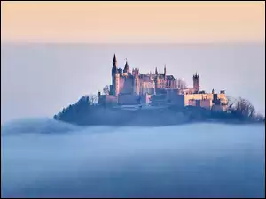 Zamek Hohenzollern na zamglonym wzgórzu