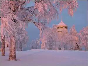 Białogórski Monaster św Mikołaja wśród ośnieżonych drzew