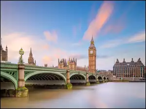 Widok z mostu na rzece Tamiza w Londynie na Big Ben i Parlament