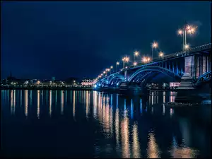 Oświetlony nocą most na Renie w Moguncji