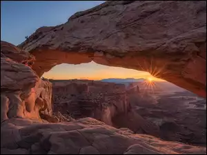 Park Narodowy Canyonlands, Promienie słońca, Mesa Arch, Utah, Skały, Kanion, Stany Zjednoczone, Łuk