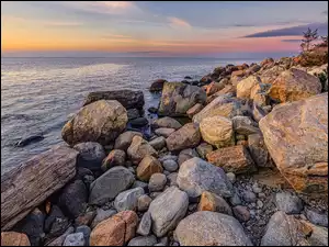 Kamienie i głazy na plaży w Connecticut o wschodzie słońca