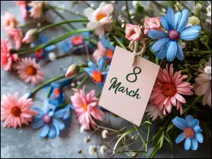 Zawieszka z datą 8 March na bukiecie kwiatów