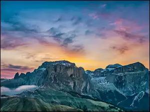 Kolorowe niebo nad włoskimi Dolomitami