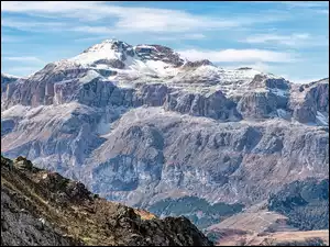 Wierzchołki gór pokryte śniegiem we włoskich Dolomitach