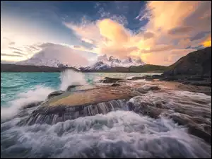 Pehoe Lake, Skały, Paine Grande, Fale, Park Narodowy Torres del Paine, Zachód słońca, Wybrzeże, Chile, Góry, Jezioro, Chmury