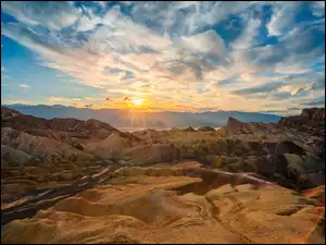 Góry i skały w Parku NarodowymDeath Valley