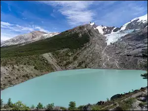 Ośnieżone góry i jezioro Huemul w Argentynie