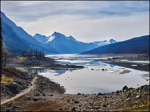 Park Narodowy Jasper, Góry, Drzewa, Alberta, Jezioro, Kamienie, Kanada, Medicine Lake