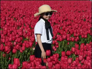 Dziewczynka wśródkwitnących tulipanów