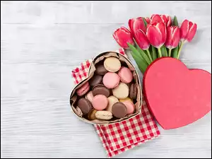 Ciastka w pudełku obok tulipanów i serduszka