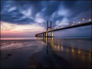 Światła, Rzeka Tag, Most, Lizbona, Niebo, Vasco da Gama, Portugalia, Chmury