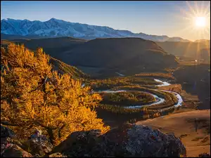 Rosja, Ałtaj, Republika Ałtaju, Jesień, Promienie słońca, Rzeka, Las, Góry, Drzewa