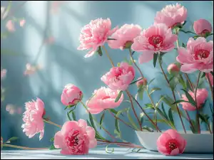Rozświetlone różowe kwiaty w talerzu