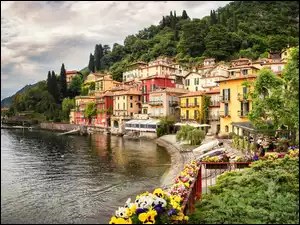 Jezioro Como, Kwiaty, Varenna, Włochy, Domy