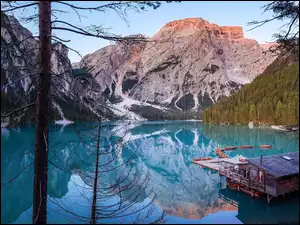 Pragser Wildsee, Góry, Łódki, Dolomity, Południowy Tyrol, Drewniany, Lago di Braies, Włochy, Pomost, Jezioro, Domek