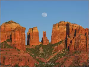 Stany Zjednoczone, Wschód słońca, Arizona, Cathedral Rocks, Sedona, Czerwone, Skały, Księżyc, Krzewy