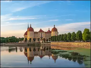 Pałac Moritzburgnad jeziorem w Saksonii