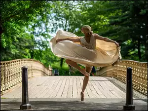 Baletnica tańcząca na moście w parku