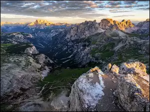 Góry, Wschód słońca, Skały, Włochy, Dolomity, Dolina