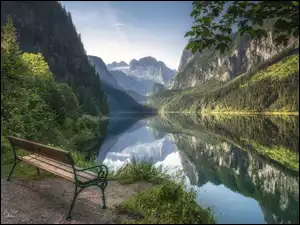 Ławka na brzegu jeziora Gosausee w Austrii