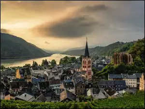 Niemieckie miasto Bacharach nad rzeką Ren pod chmurami