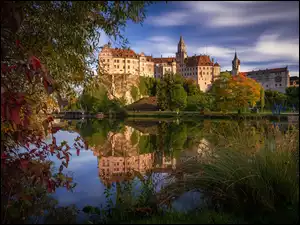 Odbicie zamku Sigmaringen w rzece Dunaj w Niemczech