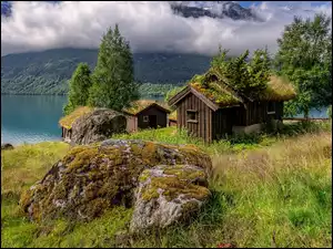 Głazy, Lodalen, Drzewa, Breng seter, Domy, Jezioro, Lovatnet Lake, Norwegia, Chmury