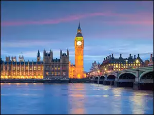 Oświetlony Big Ben i Parlament nad Tamizą w Londynie