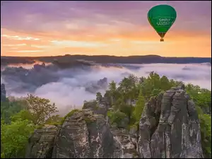 Park Narodowy Saskiej Szwajcarii, Góry Połabskie, Drzewa, Niemcy, Balon, Mgła, Skały