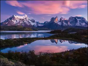 Chile, Śnieg, Patagonia, Zachód słońca, Park Narodowy Torres del Paine, Jezioro, Roślinność, Góry, Niebo